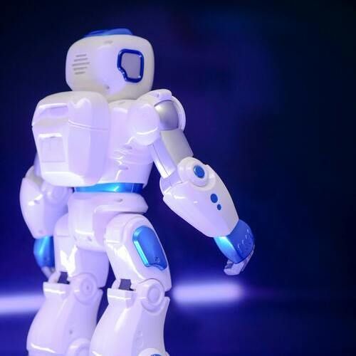 Robot blanc sur fond bleu