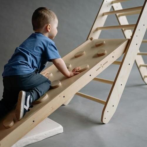 Enfant sur un plan incliné d'escalade