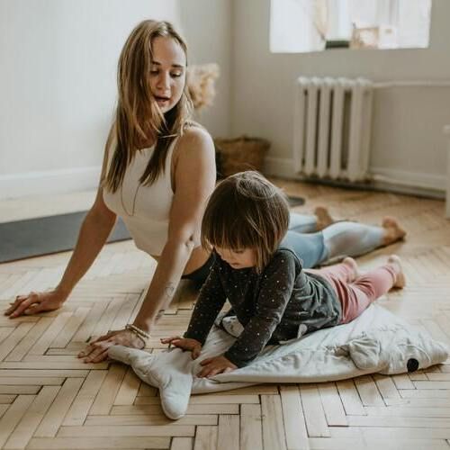 Femme et enfant sur tapis yoga