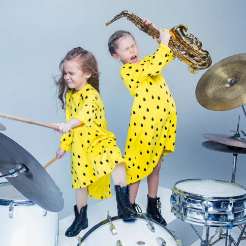 Petites filles qui jouent de la batterie et du saxo